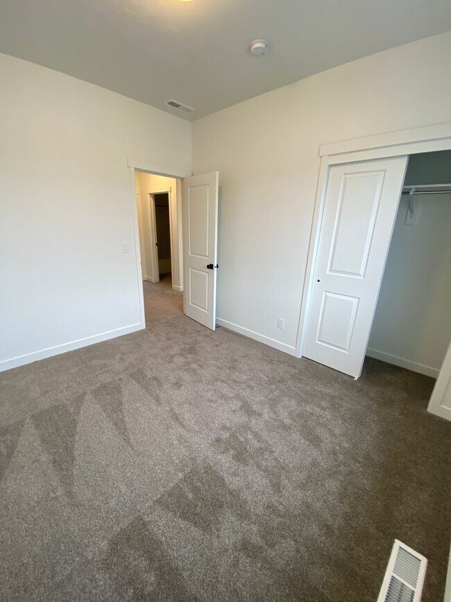 Building Photo - Beautiful Newer Rockwell Ranch Townhome (End Unit)