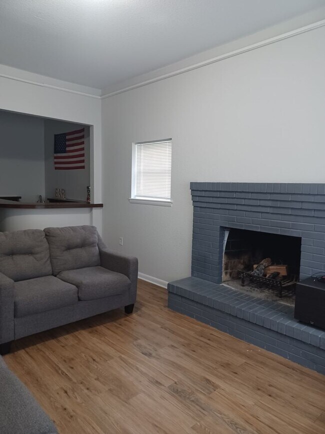 Building Photo - Beautifully renovated home in Birchwood Gardens