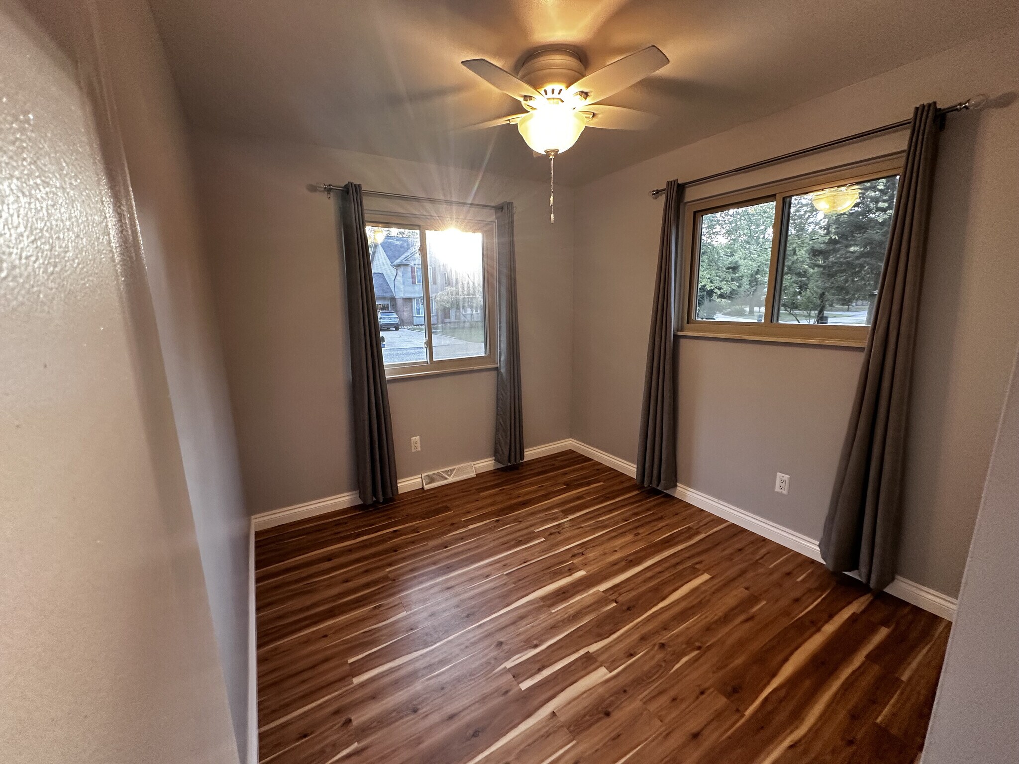 Building Photo - 3589 Knollview Ave