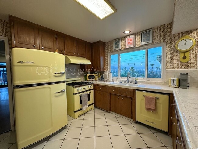 Building Photo - 425 Edgerton Dr
