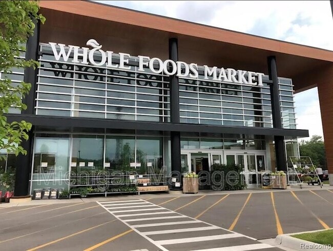 Building Photo - 2721 E Maple Rd