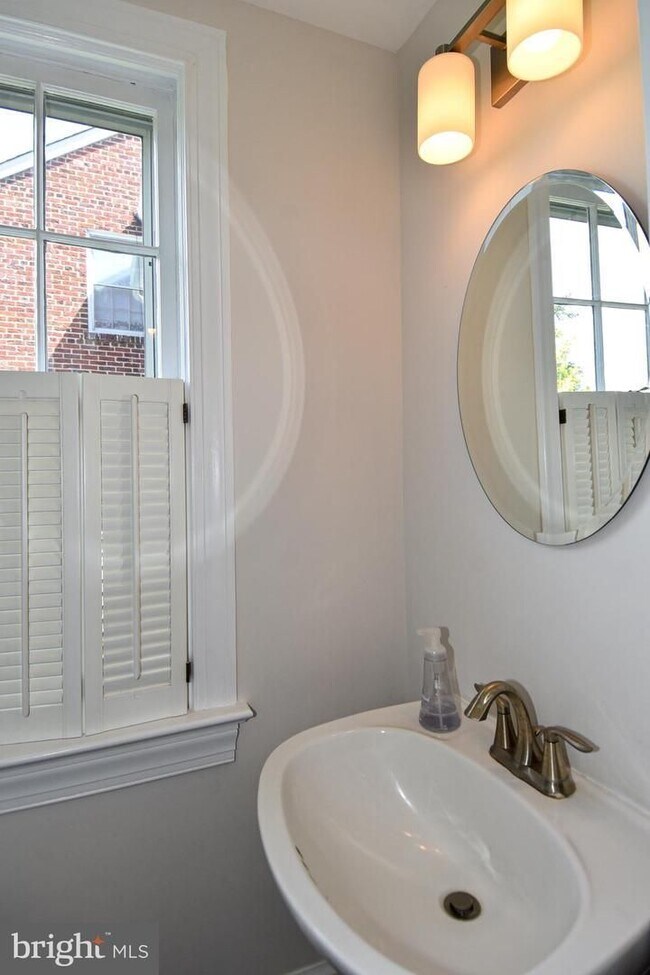 Building Photo - Discover exceptional comfort and timeless style in this beautifully updated single family residen...
