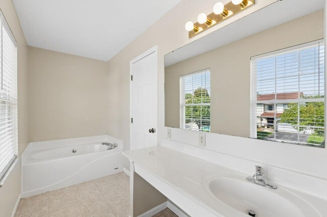 Building Photo - 4611 Thornoak Dr