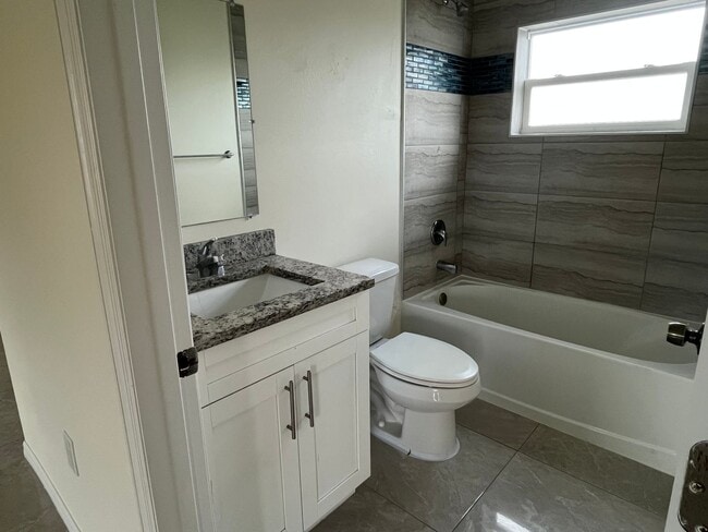 Building Photo - Move in Ready, Three Bed/2 bath-Close to S...