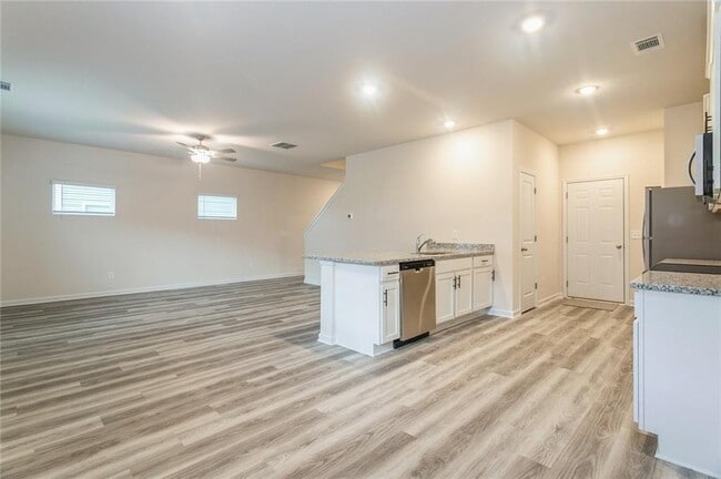 Building Photo - 631 Mackenzie Cv