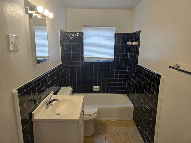Building Photo - Spacious 4 bedroom/1 bath home with Centra...