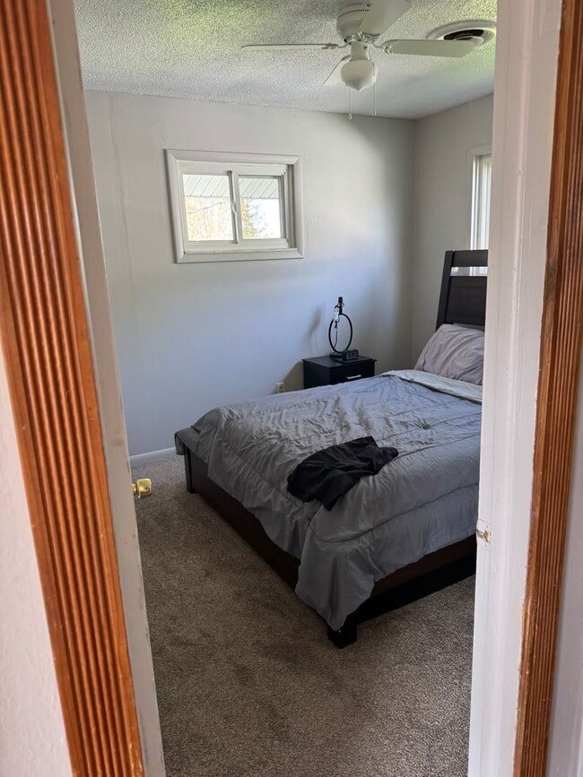 Building Photo - Two Bedroom One Bath Upper Unit in Duplex