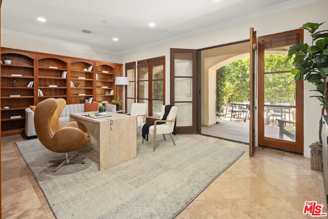 Building Photo - 587 Entrada Dr