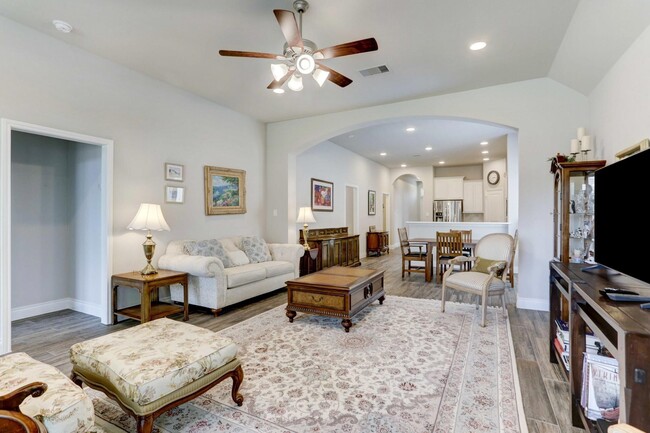 Building Photo - 8126 Silverspot Ln