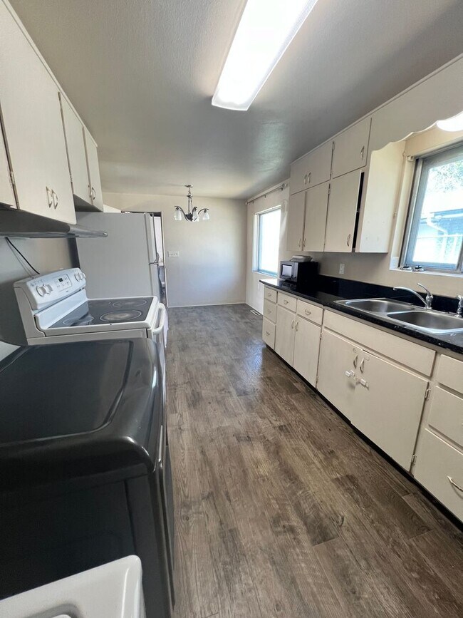 Building Photo - Charming, 2BD/1BA Duplex