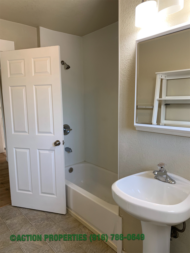 Building Photo - Central Roseville Bungalow 2 bedroom 1 Bathroom, Street Parking, Shed, No Yard