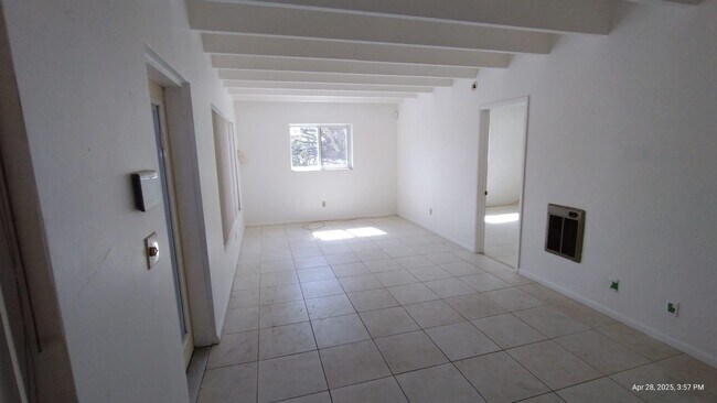 Building Photo - 3 S Lake Dr