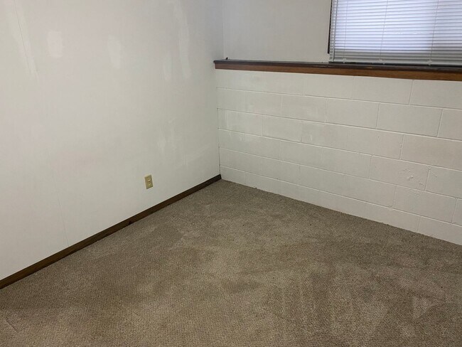 Building Photo - 3-bedroom Home on Private Country Lot with 2 acres & 4-car garage