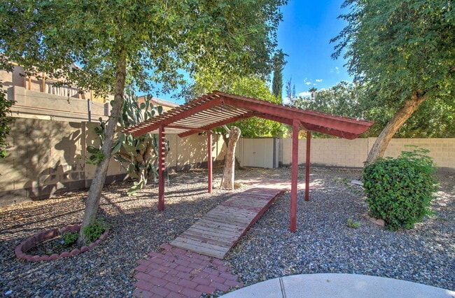 Building Photo - 2026 E County Down Dr