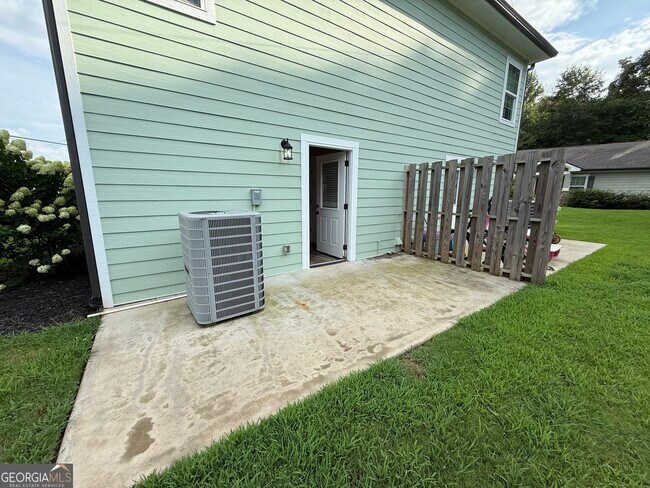Building Photo - 2363 Paoli St