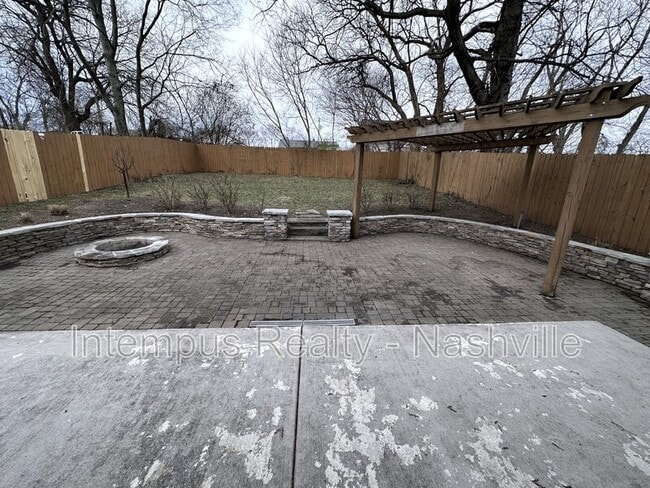 Building Photo - 548 Veritas St