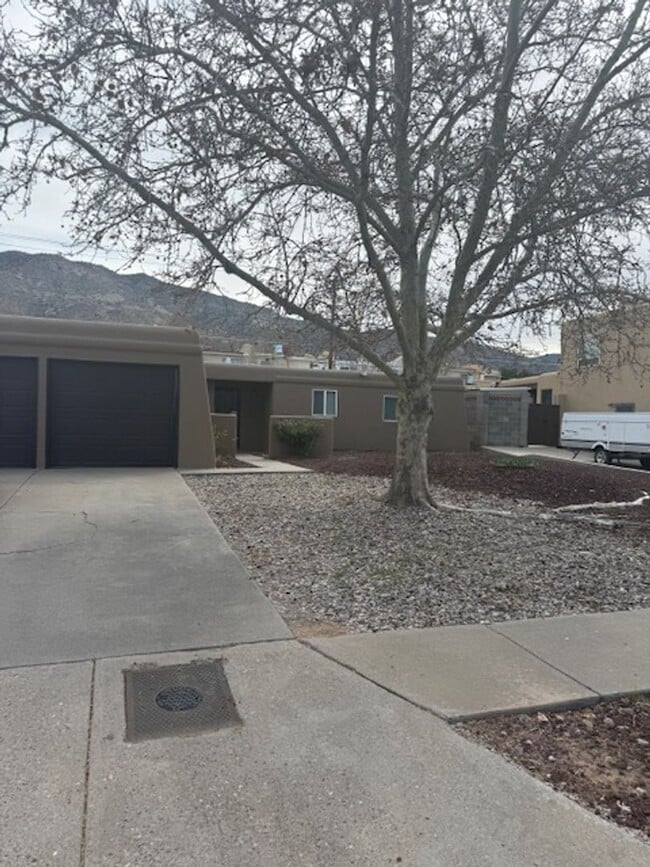 Building Photo - Beautifully updated, Spacious 3-bedroom, 2-bath home in popular NE Heights