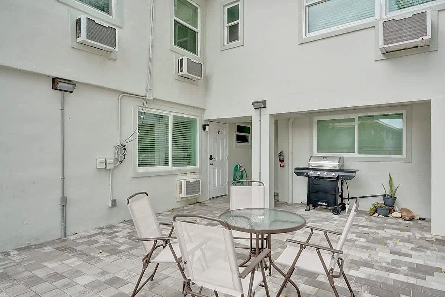 Building Photo - 906 N Riverside Dr