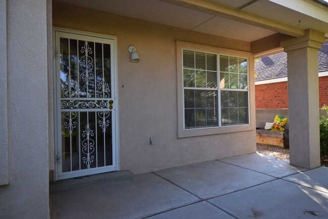 Building Photo - 3 Bedroom, 2 bath, 2 living areas, formal dining room, in the La Cueva area