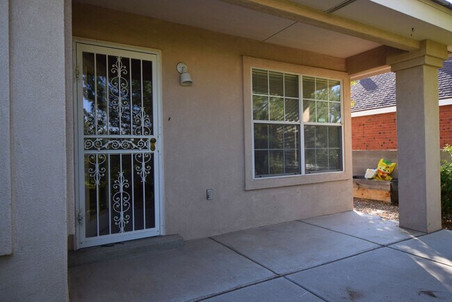 Building Photo - 3 Bedroom, 2 bath, 2 living areas, La Cueva area