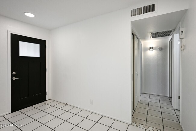 Building Photo - 5833 W John Cabot Rd