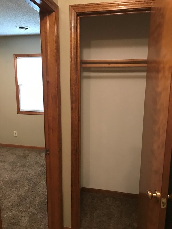Building Photo - TALL CEILINGS! GREAT LOCATION!