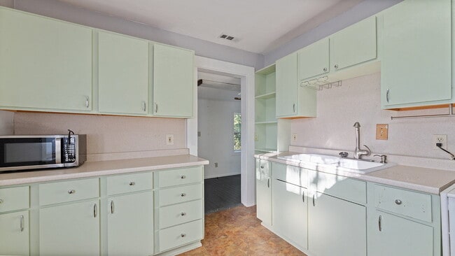Building Photo - Super Cute One bedroom - Arts and Crafts s...