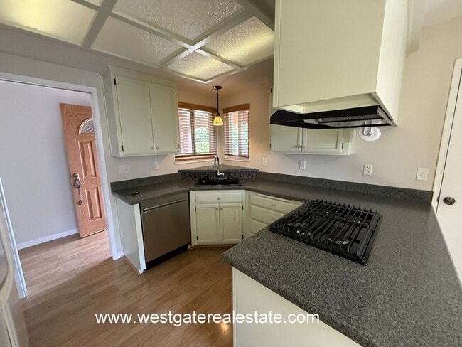 Building Photo - Lovely southeast Petaluma single level 3 b...