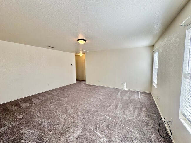 Building Photo - *COMING SOON* MOVE IN SPECIAL Beautifully Designed Two-Story Home with Loft and Garden Tub!