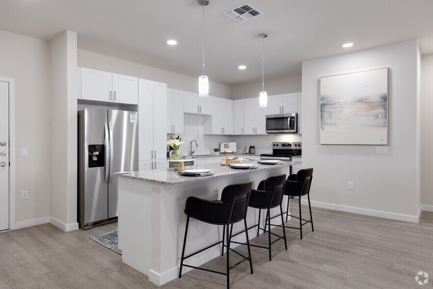 2BR, 2BA - 1,099SF - Kitchen - Longbow