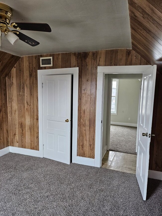 Building Photo - EHA Approved Small 2 Bed house Available Now