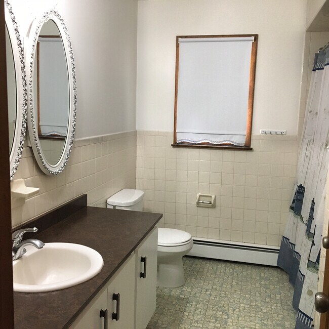 Building Photo - 193 Banta Ave