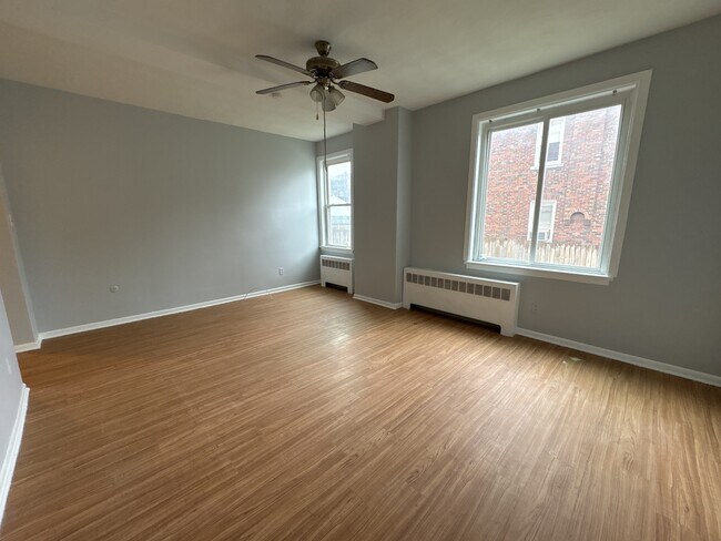 Building Photo - 712 Russellwood Ave