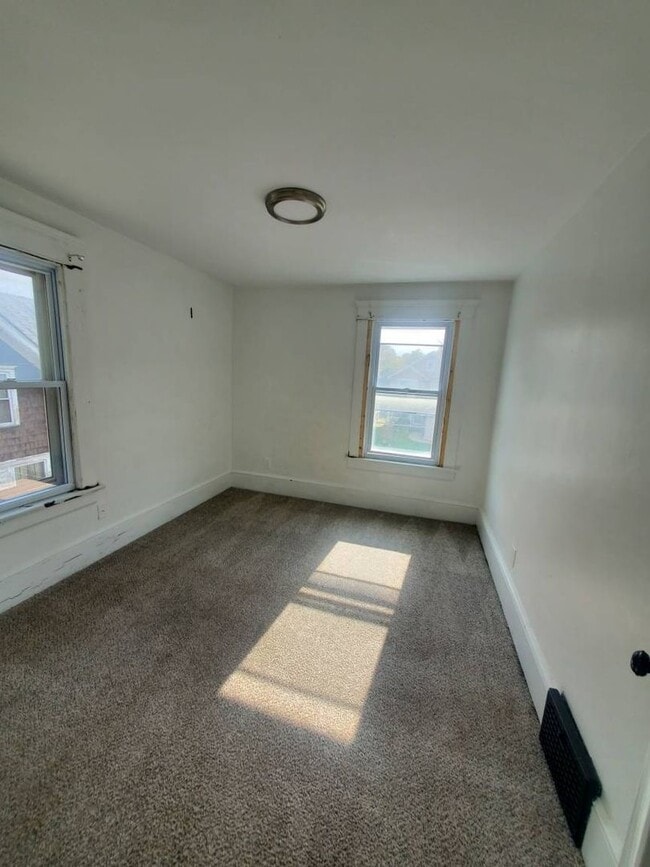 Building Photo - Charming 4-Bedroom Property in Prime Location