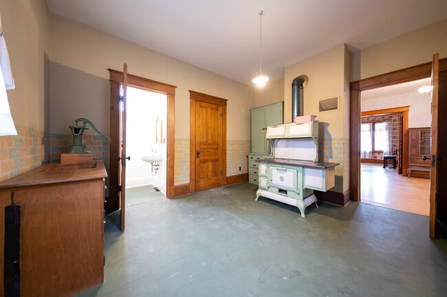 Building Photo - 128 2nd Ave W