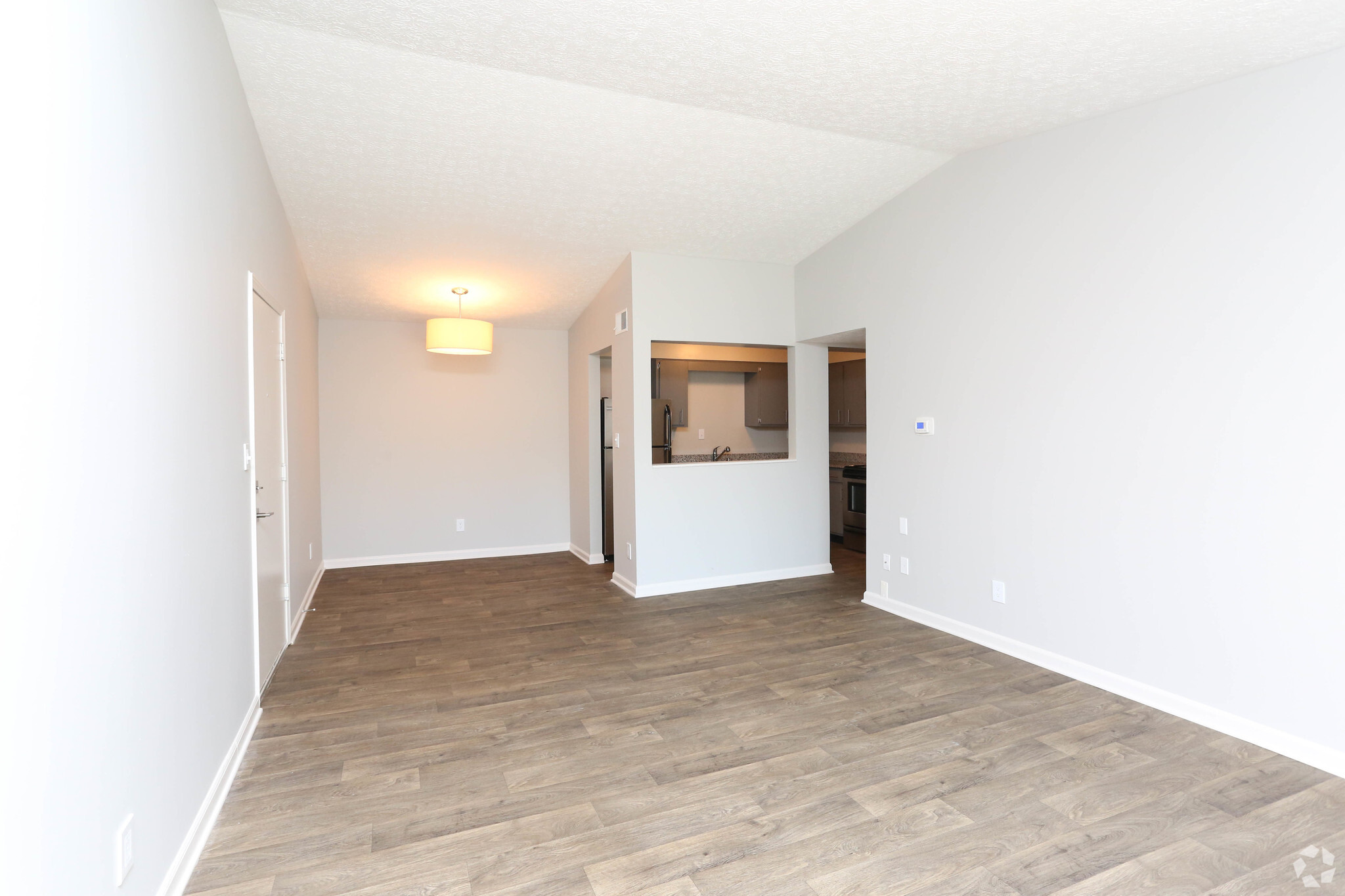 1BR, 1BA - 770 SF - Living Room - Ashton Brook