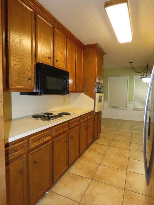 Building Photo - South Tyler! Spacious 3 Bedroom, 2 Bath