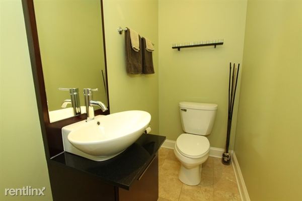 Building Photo - 807 W Lill Ave