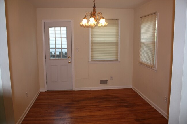 Building Photo - 23 James St