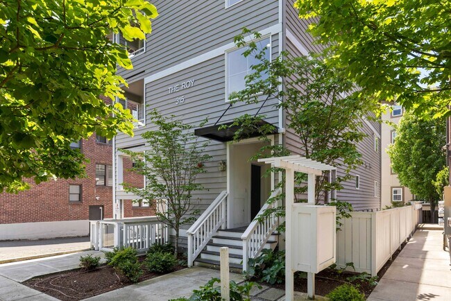 Building Photo - Modern 2BR Apartment in Prime Queen Anne Location