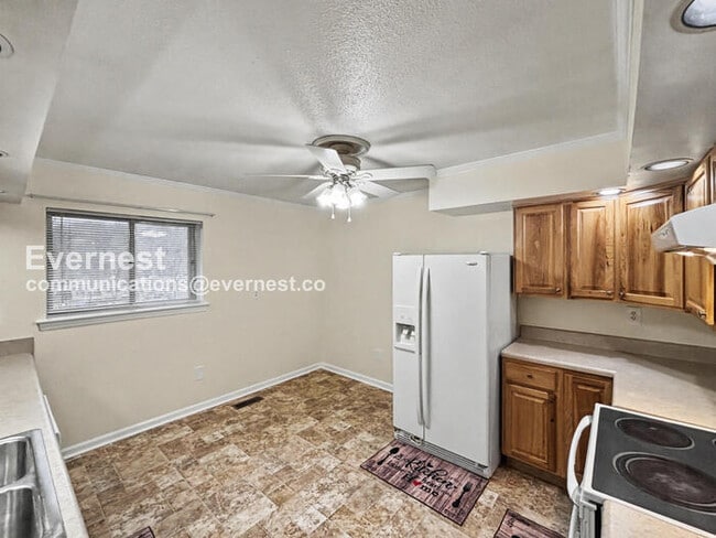 Building Photo - 3 Bed/2 Bath Home with Off-Street Parking / Pet-Friendly / Available Now!