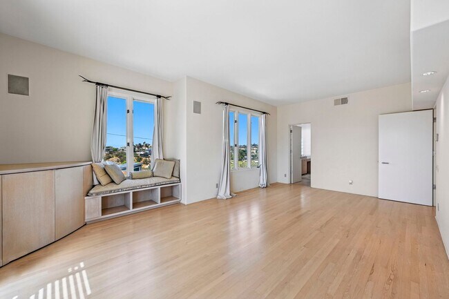 Building Photo - Gorgeous 3 Bed/3 Ba Home Tucked Away in th...