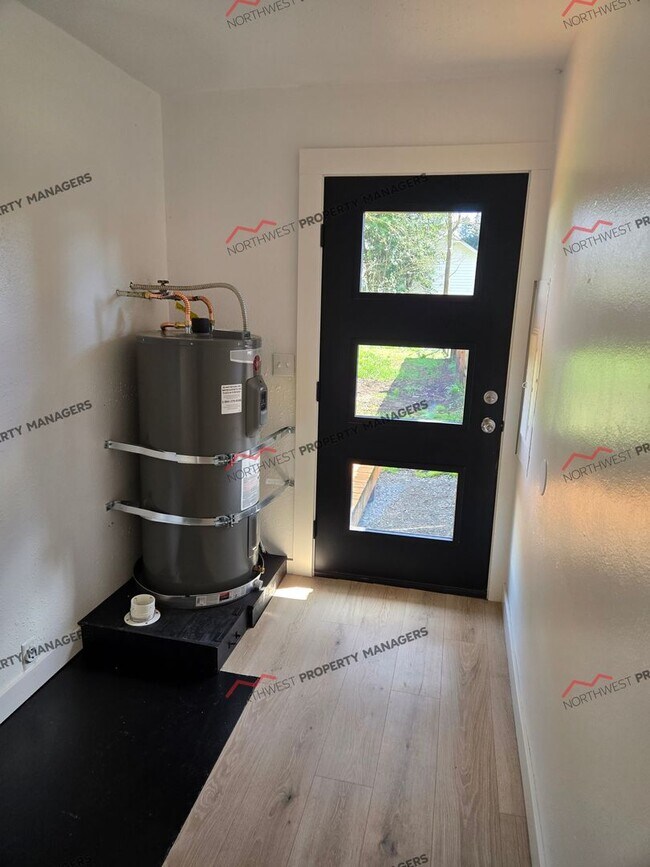 Building Photo - R58