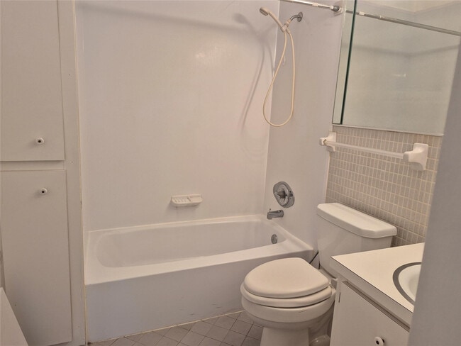 Building Photo - 5840 NE 22nd Way