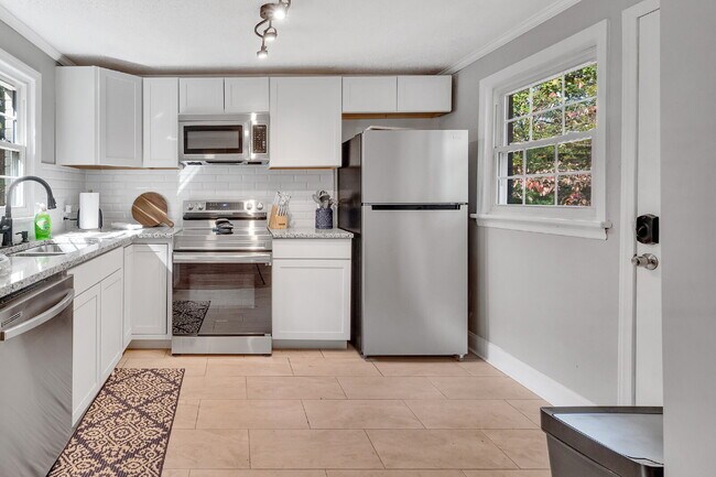 Building Photo - Move-In Ready Room Rental - PRIVATE BATH –...