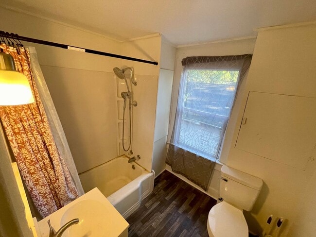 Building Photo - 3 Bed 1.5 Bath House
