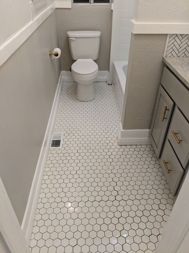 Building Photo - Beautiful Home!  Perfect combo of old world charm with modern finishes & ammenities!