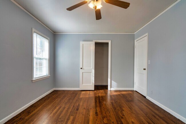 Building Photo - Adorable move in ready bungalow.