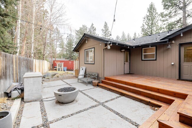 Building Photo - Furnished Rental in Desirable NW Bend Neighborhood