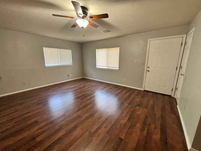 Building Photo - 2 bedroom 1 bathroom house in Downtown Edmond with central heat and air and washer/dryer hookup